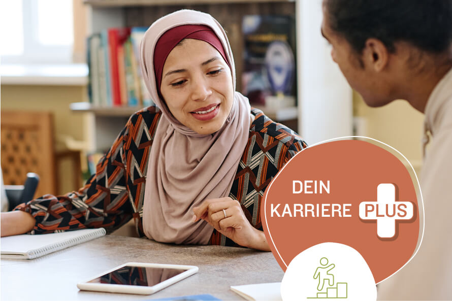Eine Frau mit Kopftuch sitzt mit einem dunkelhäutigen Mann an einem Tisch. Vor ihnen liegen Stift, Block und Tablet. Im Bild ist das Textelement „dein Karriere Plus“ in einem roten Kreis mit einem Plus-Symbol.