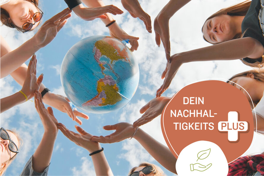 Eine diverse Gruppe von Menschen umkreist mit ihren Händen eine Weltkugel. Im Bild ist das Textelement „dein Nachhaltigkeits Plus“ in einem roten Kreis mit einem Plus-Symbol.