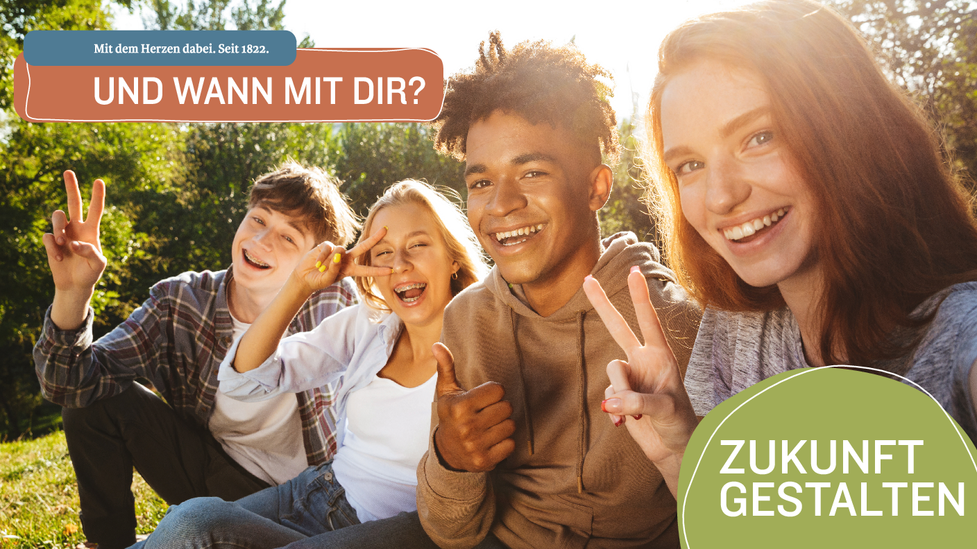 Ein Selfie von einer diversen Gruppe Jugendlicher, die ausgelassen bei Sonnenschein auf einer Wiese sitzen. Sie machen lustige Posen, zeigen das Victory-Zeichen und halten den Daumen hoch. Im Bild sind Textelemente zu sehen: „Mit dem Herzen dabei. Seit 1822. UND WANN MIT DIR?“ sowie „Zukunft gestalten“.